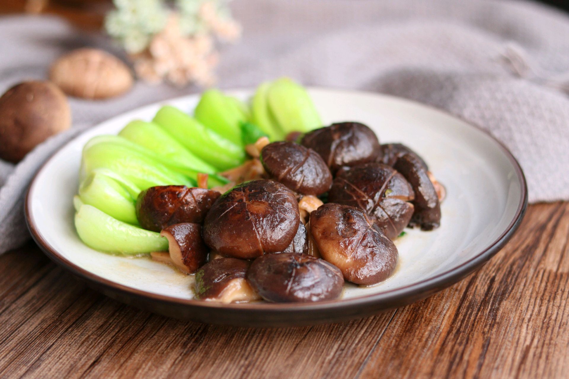 大鱼大肉吃太腻,试试这道蚝油香菇炒油菜,味道鲜香,清新解腻