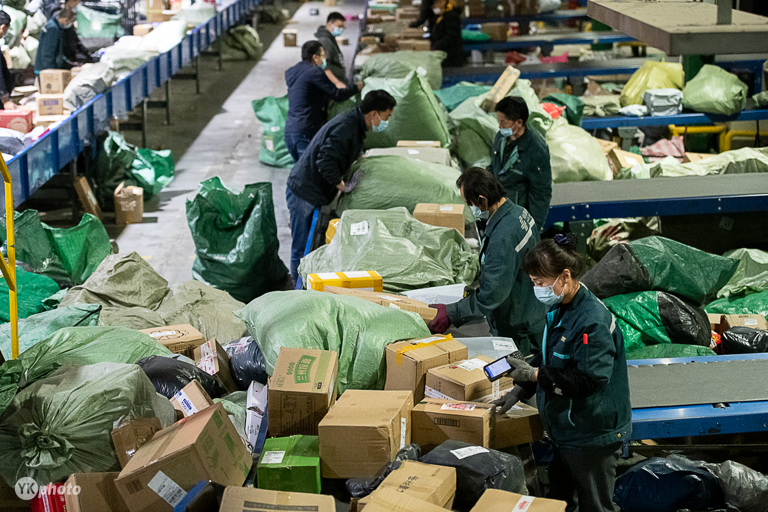 双十一过后太原邮政物流进入高峰快递运转中心一派忙碌