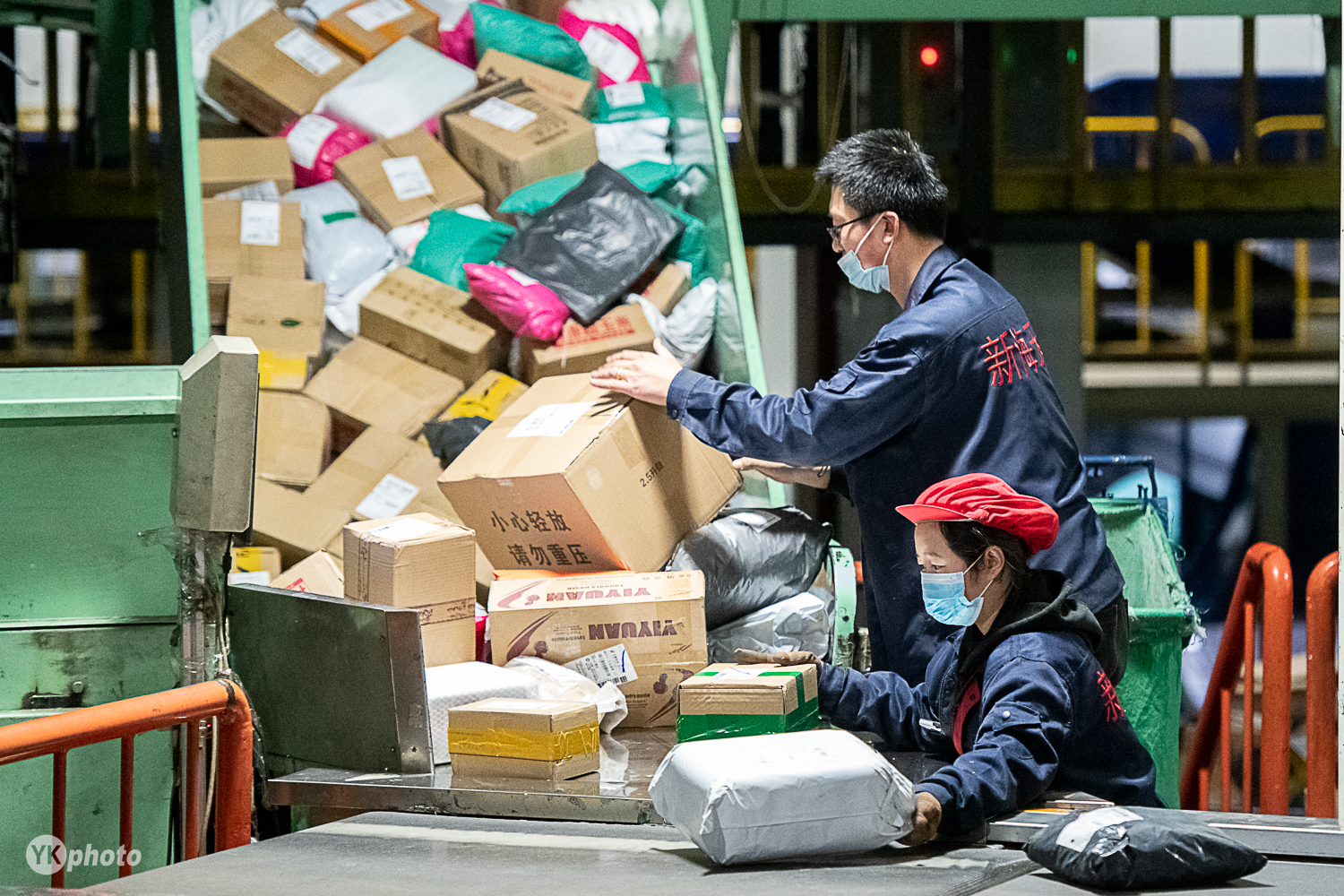 双十一过后太原邮政物流进入高峰快递运转中心一派忙碌