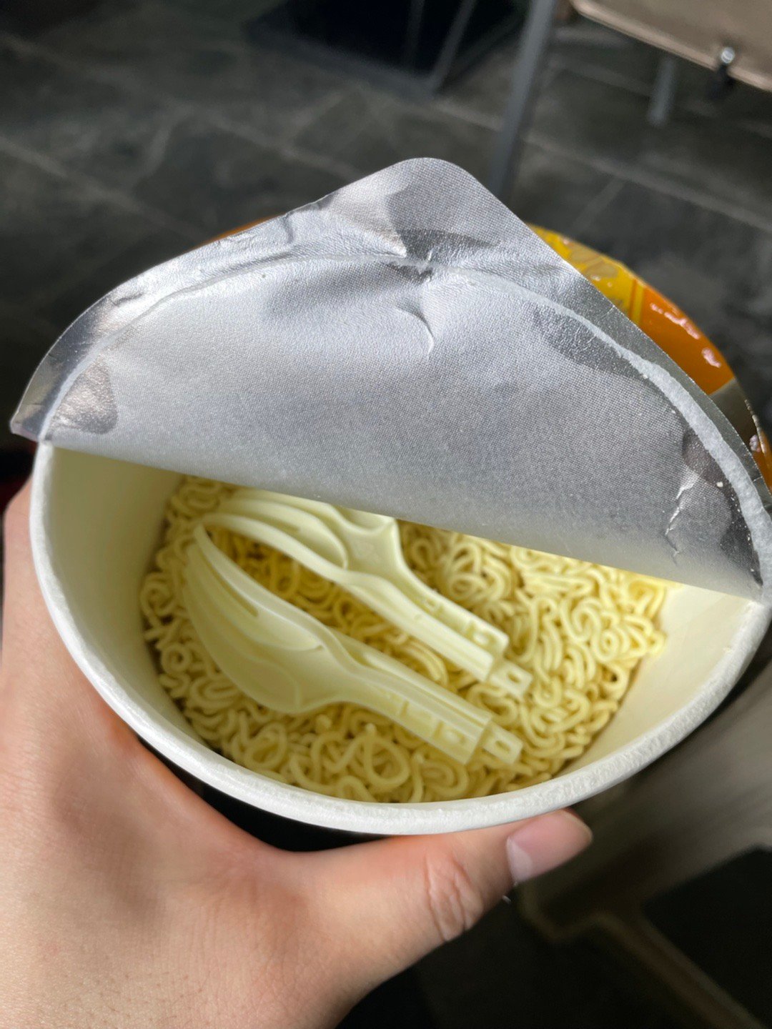 打开泡面盒,里面居然有两个餐叉……|泡面盒|餐叉_新浪新闻