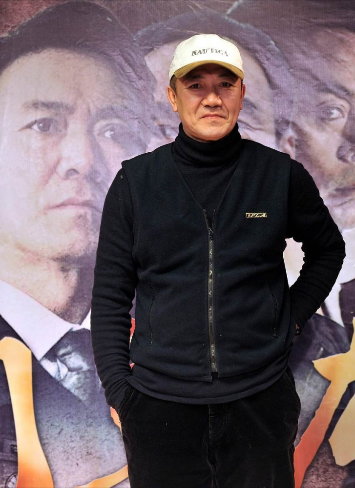 李幼斌一身老艺术家的派头,高领针织衫配马甲挺保暖,身材仍硬朗|针织