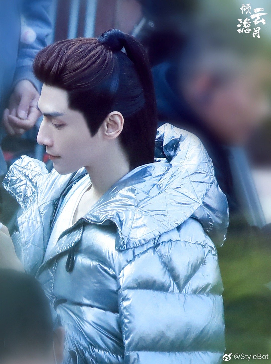 罗云熙长月烬明侧脸饭拍图