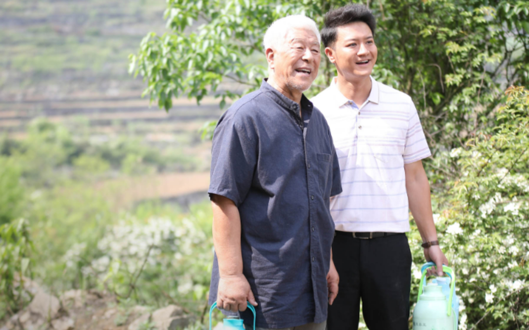 东北老戏骨张洪杰入住老年公寓,热情与邻居打招呼,曾带妻子拍戏