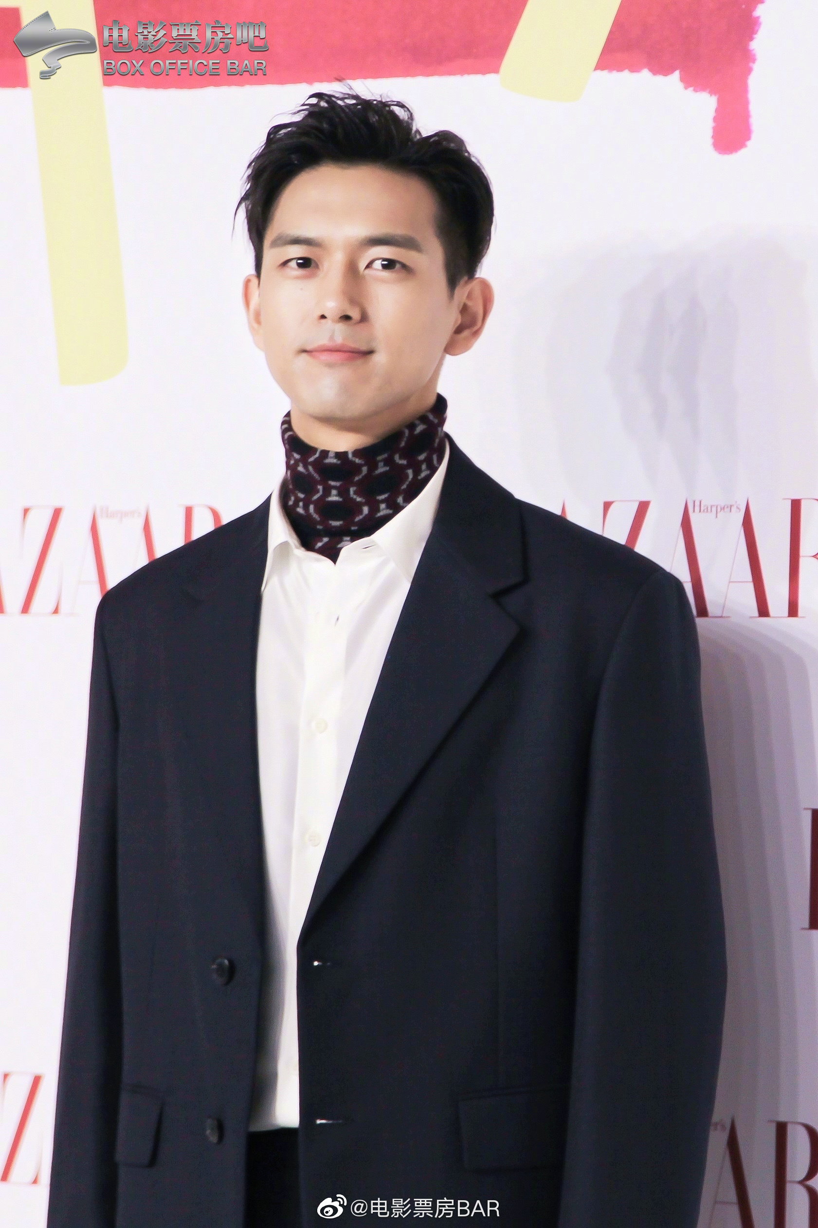 童心同爱美育未来##2021芭莎明星慈善夜#李现身穿黑色西服,高领衫