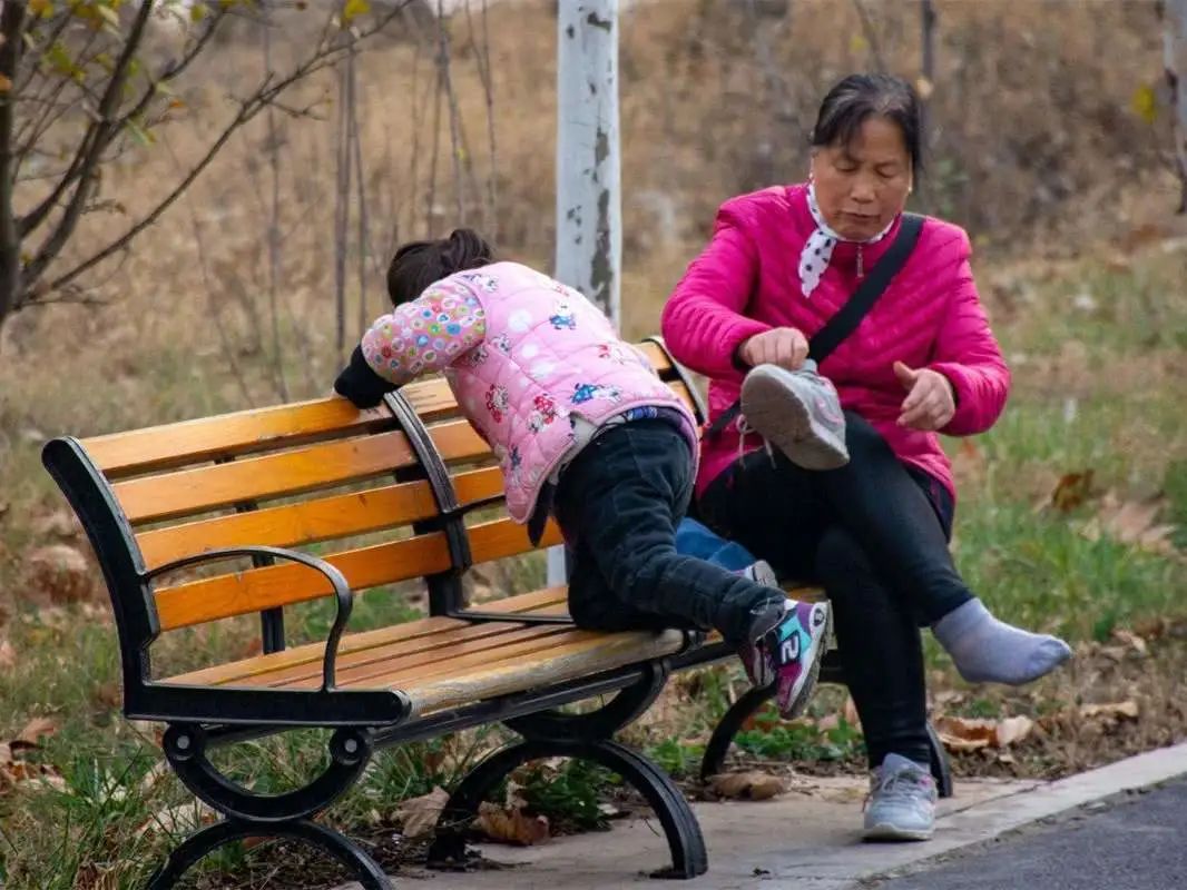 越来越多姥姥上岗带娃，奶奶下岗的原因让人忧心，宝妈假装没会意休闲区蓝鸢梦想 - Www.slyday.coM