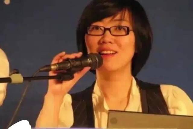 非常气愤的男主持人白杨直接不顾正在录制的节目,摔门扬长而去,只留下