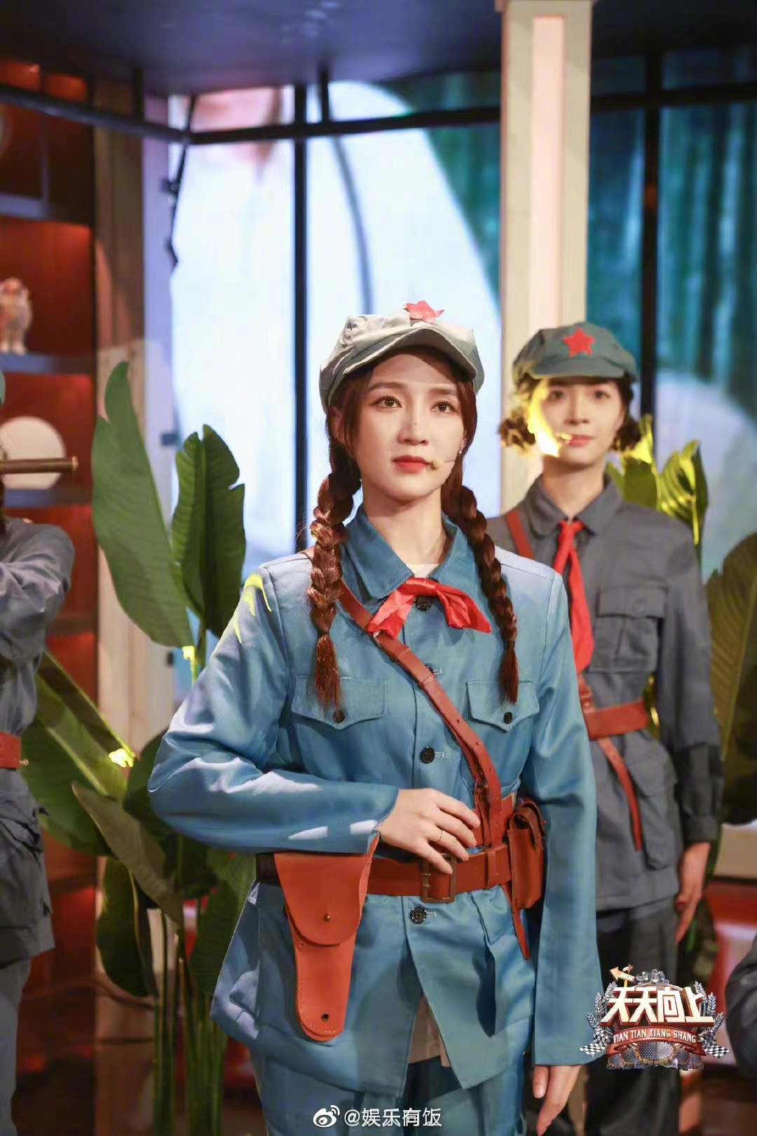 今晚天天向上中孟佳以文艺女兵造型出镜八角帽红领结