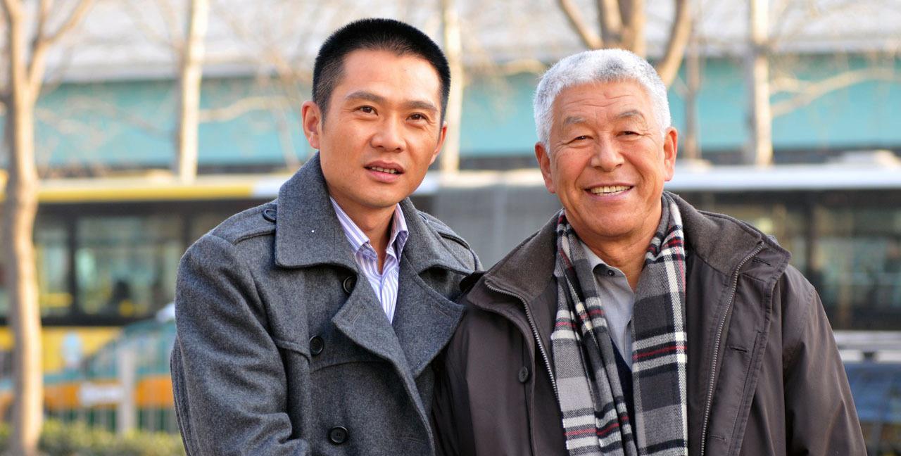 东北老戏骨张洪杰入住老年公寓,热情与邻居打招呼,曾带妻子拍戏