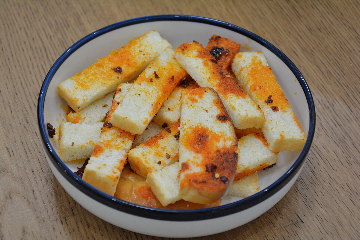 吃不完的吐司别扔加点麻辣火锅底料烤一烤酥香脆嫩吃不够