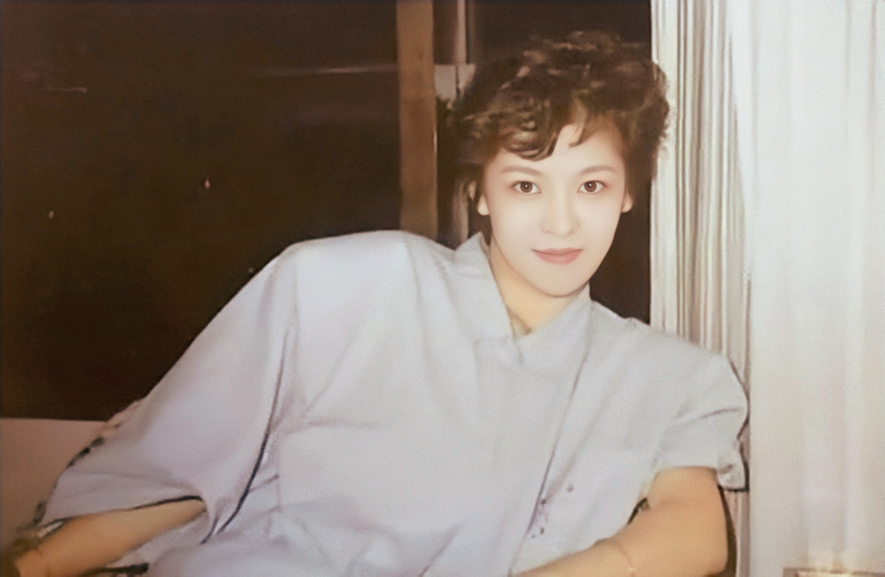 梅艳芳拒绝登台唱歌,被14K的人包围了,陈岚一个人就把她救出来休闲区蓝鸢梦想 - Www.slyday.coM 梅艳芳拒绝登台唱歌,被14K的人包围了,陈岚一个人就把她救出来休闲区蓝鸢梦想 - Www.slyday.coM