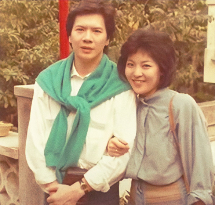 梅艳芳拒绝登台唱歌,被14K的人包围了,陈岚一个人就把她救出来休闲区蓝鸢梦想 - Www.slyday.coM 梅艳芳拒绝登台唱歌,被14K的人包围了,陈岚一个人就把她救出来休闲区蓝鸢梦想 - Www.slyday.coM