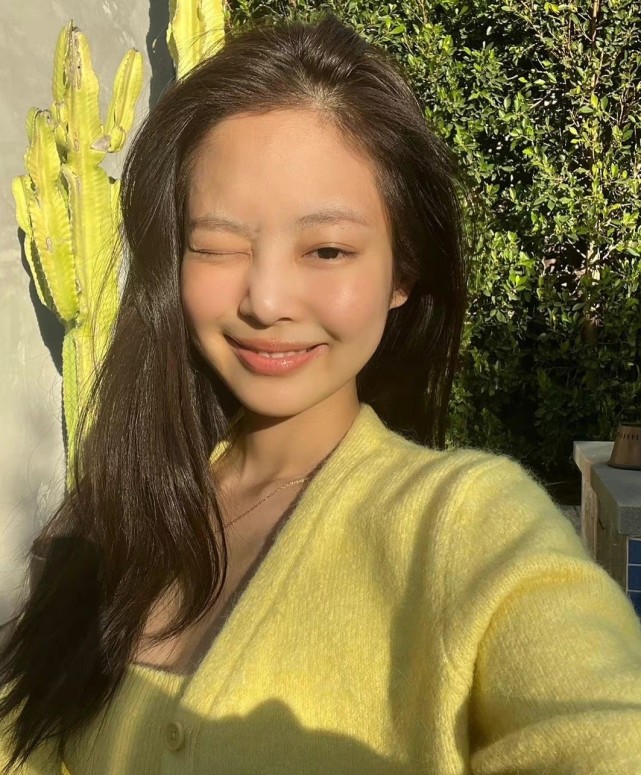 金智妮晒素颜照鹅黄色穿搭十分温暖素颜皮肤状态太好了吧