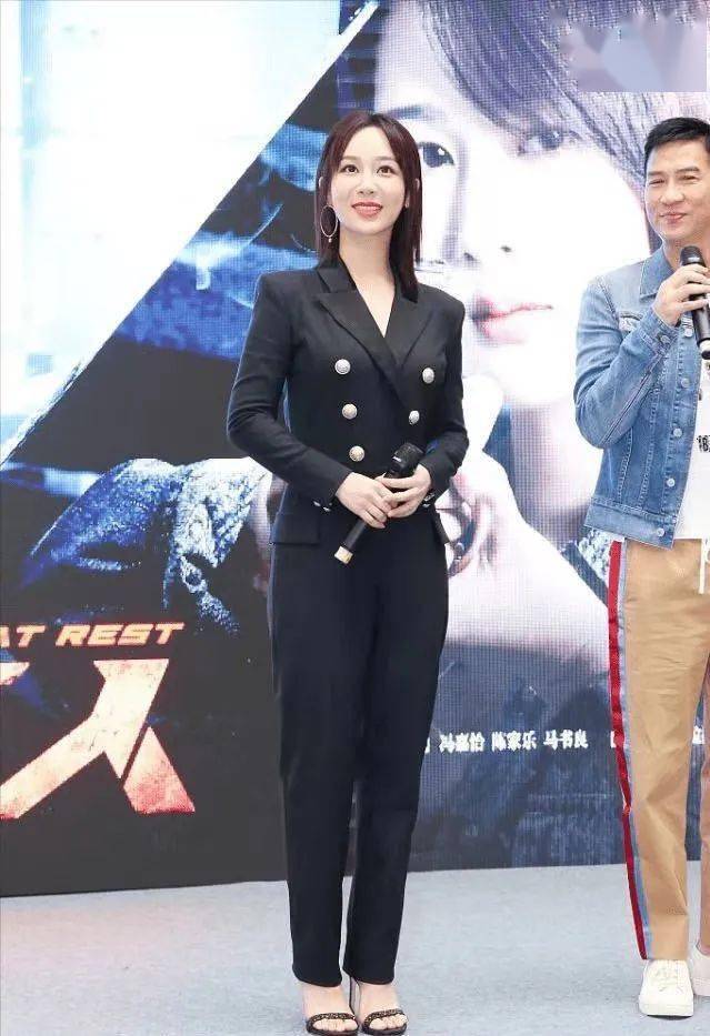 杨紫活动的现场照穿职业装刻意打扮成熟身高是特别真实的高