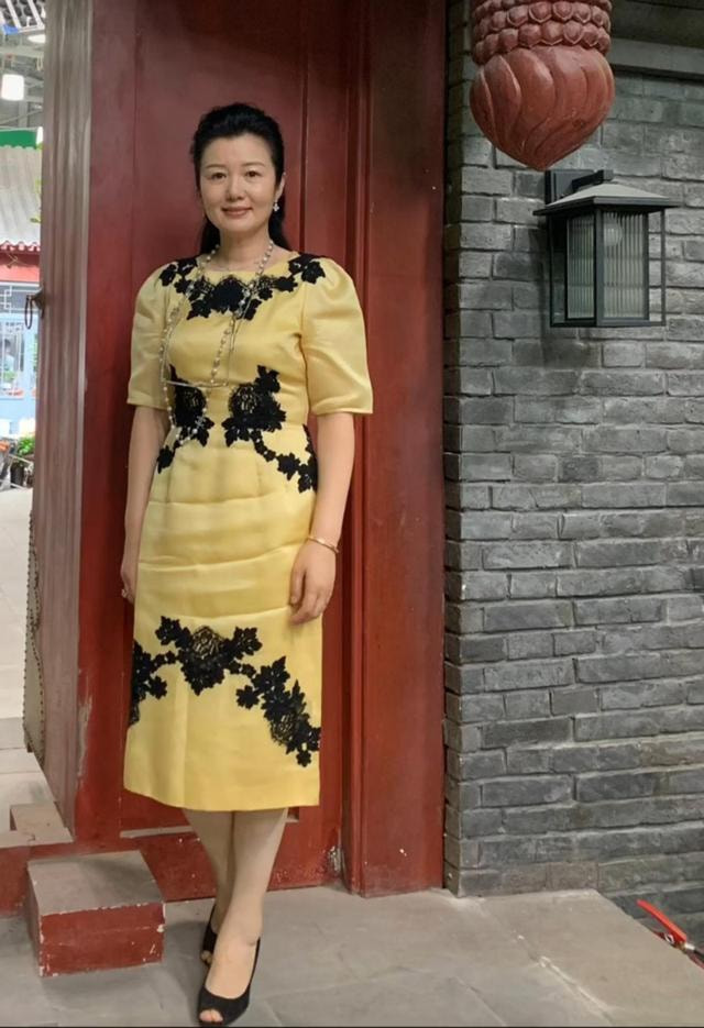 郑卫莉真实不装,55岁身材发福有肚腩不掩饰,自然衰老也好漂亮!