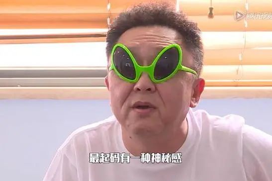 您就脑补一下,北京摇滚协会副会长于谦老师留了个激流金属大长发,还烫