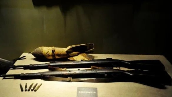 红军从敌人手中缴获的子弹和枪支