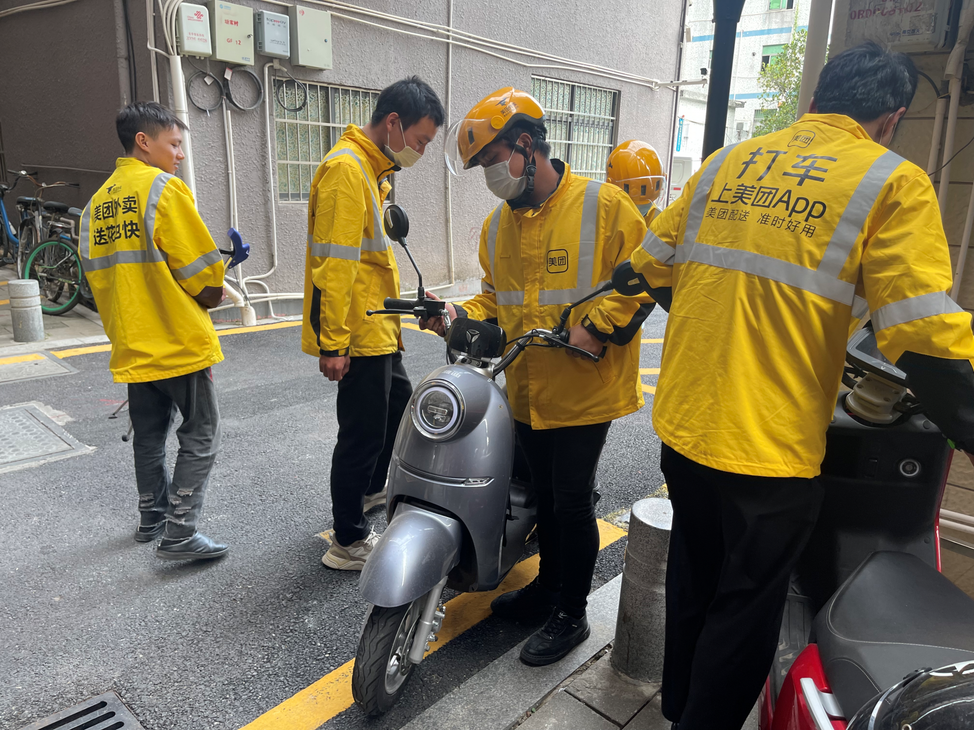 塘家社区"外卖小哥"参与城中村治理