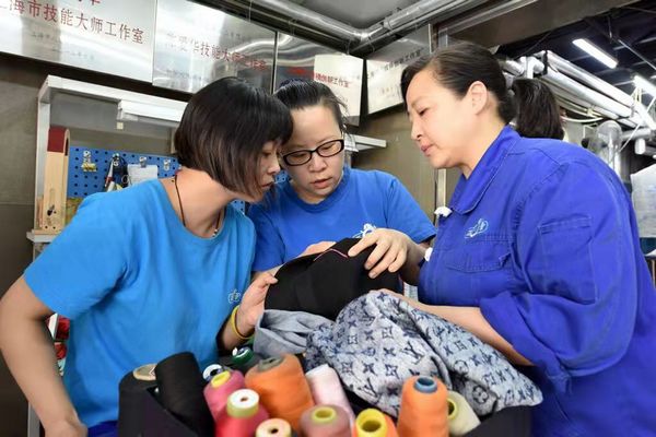 从一名普通工人成长为全国劳模，她说：每一件衣裳都需要被读懂休闲区蓝鸢梦想 - Www.slyday.coM