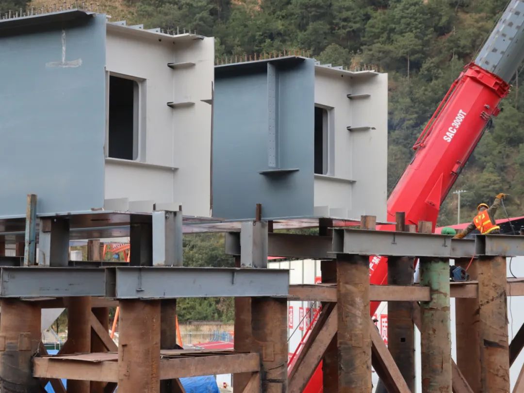 钢箱梁的顺利架设标志着德会高速上部构造的全面启动,为上部结构运梁