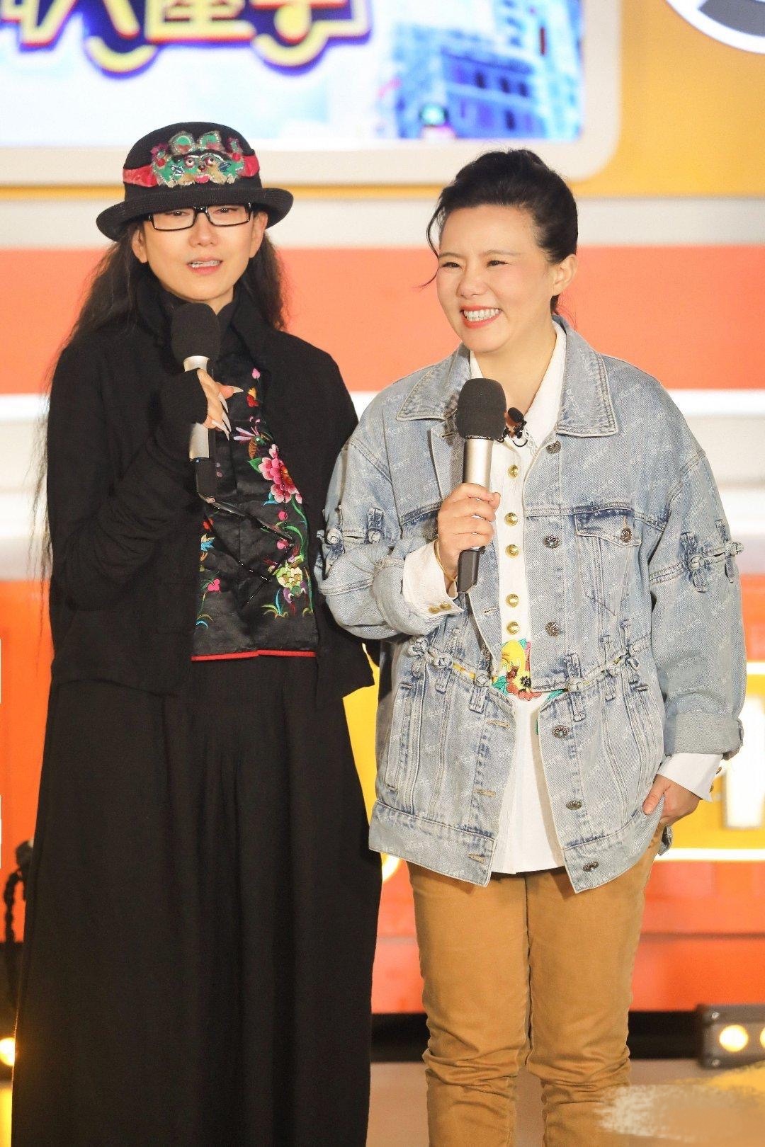 龚琳娜跟杨丽萍合影脸p的没一点皱纹但素颜是上年纪的老人