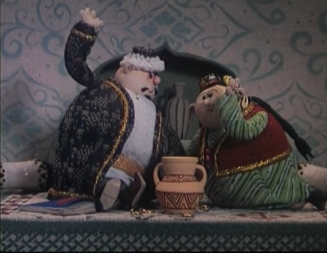 与此同时,巴依老爷正和老婆端坐在凉快的家里,数着成百的金币.