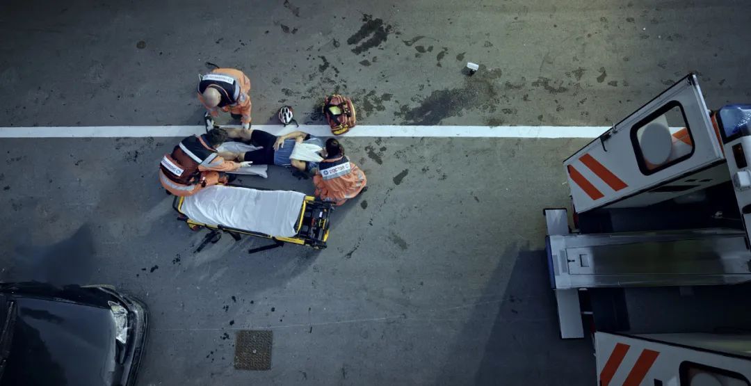 【宁河区法学会】司机未拉紧手刹将自己撞成伤残，能理赔吗？法院判了！休闲区蓝鸢梦想 - Www.slyday.coM