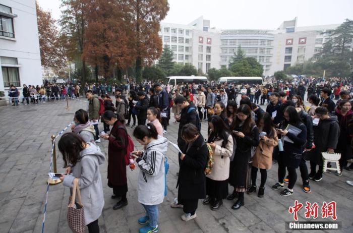 Data map: Candidates are waiting to enter the venue to take the exam. China News Agency issued Su Yang photo source: CNSPHOTO