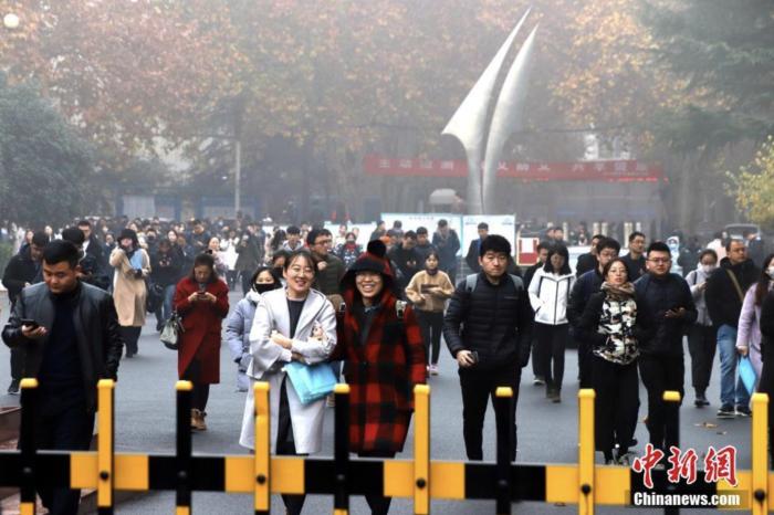 Data map: Candidates walk out of the examination room.Photo by China News Agency reporter Wang Zhongju