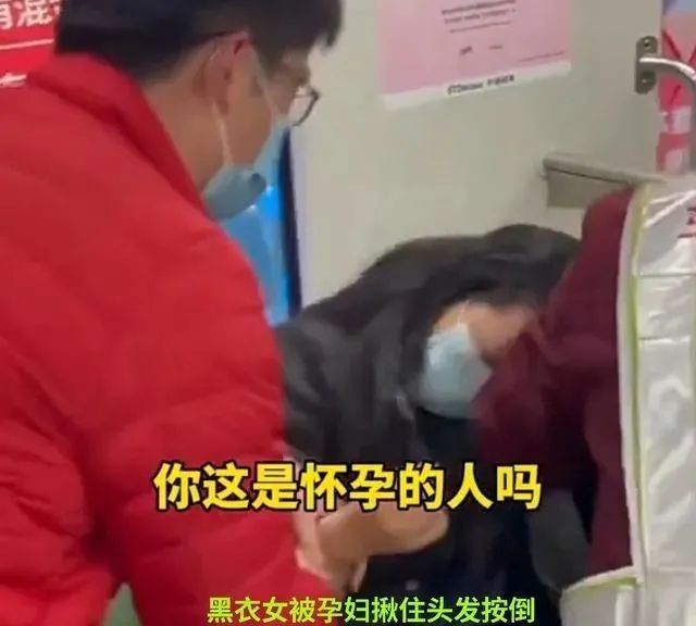 瞬间发飙！上海地铁两女子上演全武行，一人还是孕妇！休闲区蓝鸢梦想 - Www.slyday.coM