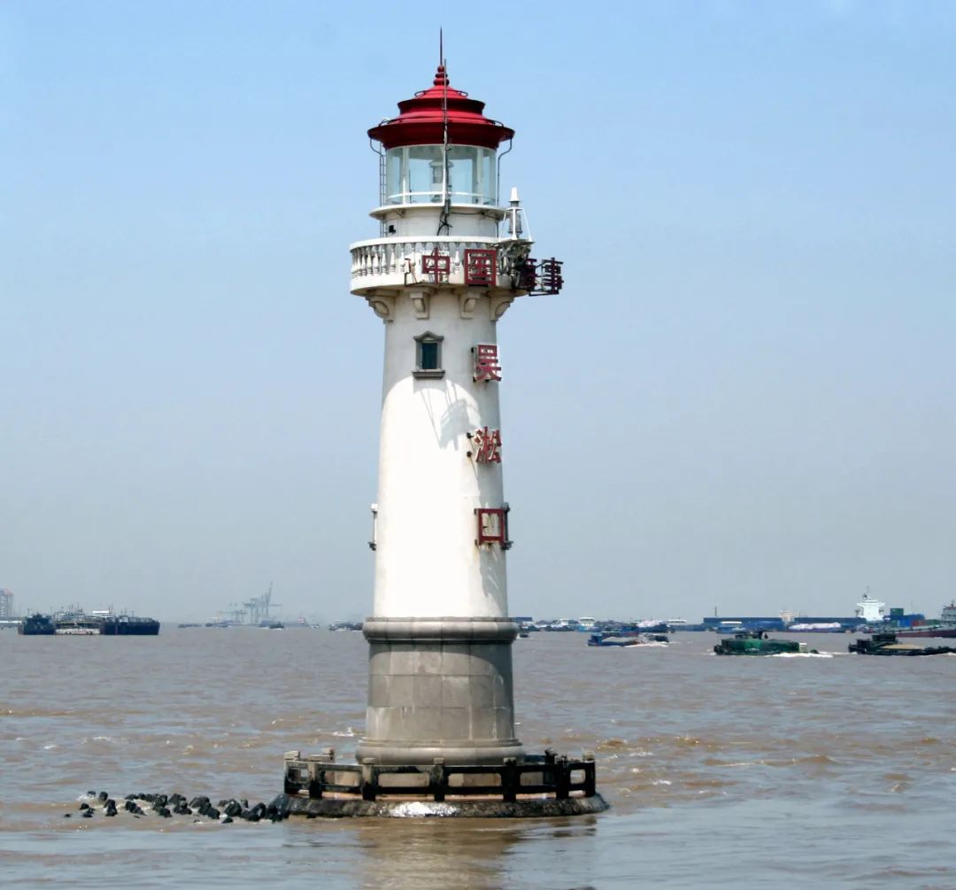 探索落叶灯塔码头发现宝山滨江的秋日魅力