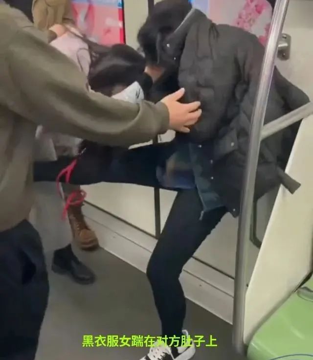 瞬间发飙！上海地铁两女子上演全武行，一人还是孕妇！休闲区蓝鸢梦想 - Www.slyday.coM