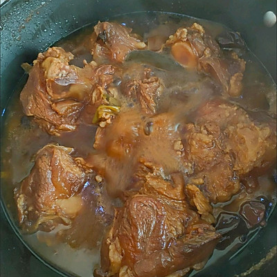 八角,盐,冰糖,生抽,老抽进行炖煮2,清洗干净备用1,买来新鲜牛窝骨做法