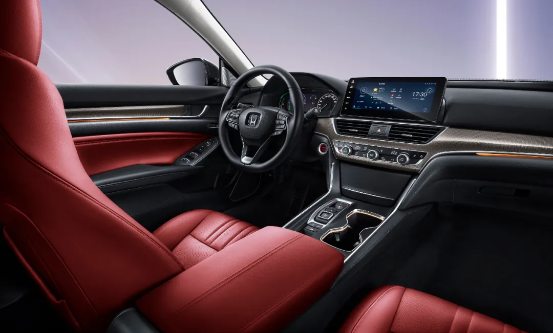 同门兄弟的较量！雅阁对比英仕派，本田中级轿车买谁更优惠？