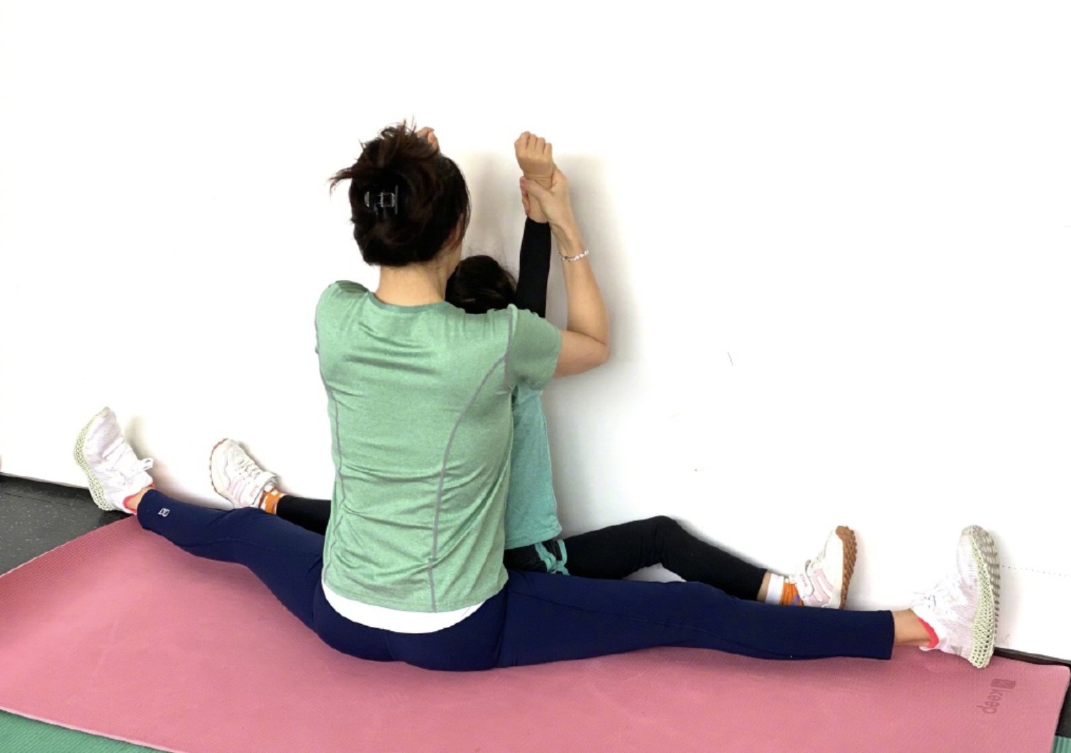 章子怡晒和女儿亲子健身,一起做一字马,当彼此的教练画面温馨休闲区蓝鸢梦想 - Www.slyday.coM 章子怡晒和女儿亲子健身,一起做一字马,当彼此的教练画面温馨休闲区蓝鸢梦想 - Www.slyday.coM