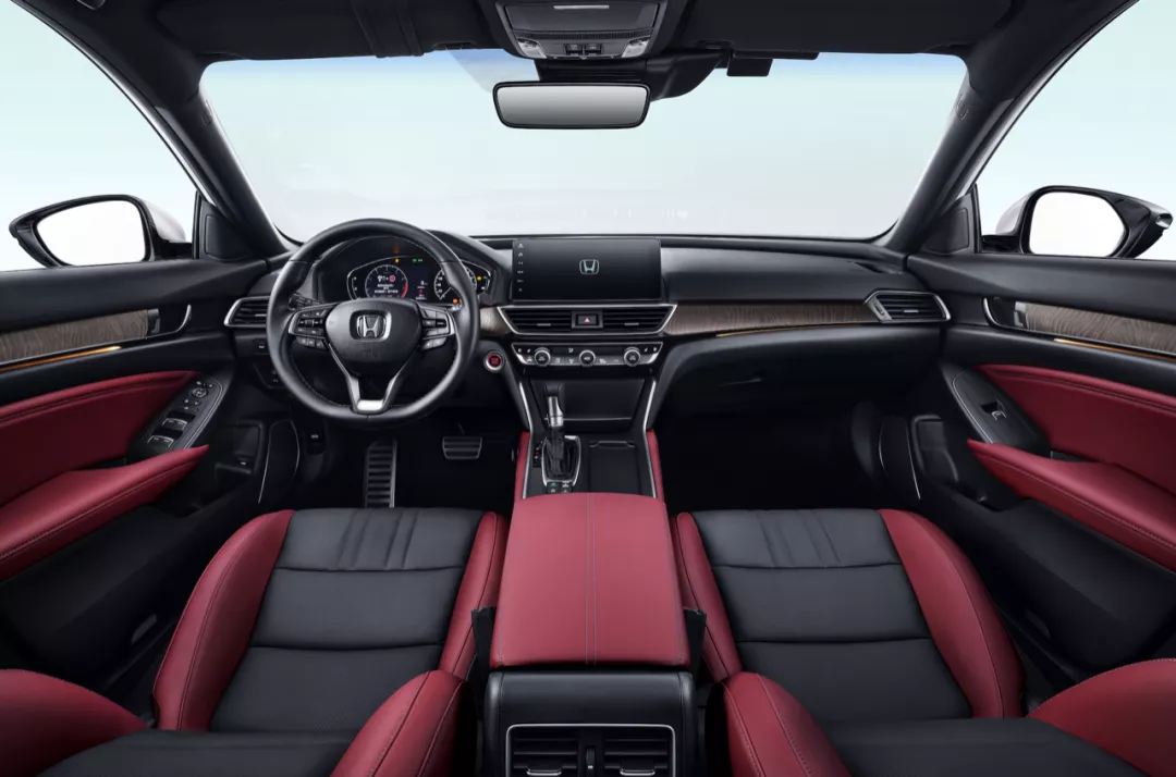 同门兄弟的较量！雅阁对比英仕派，本田中级轿车买谁更优惠？