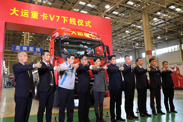 26吨树行业新标杆 大运重卡v7轻赢而来 | 卡车之友网-新浪汽车