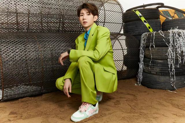 王源穿果绿色也太帅了搭配小白鞋有气质还显肤白