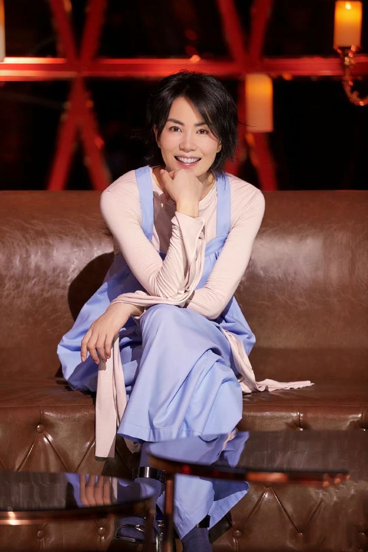 天后王菲真个性穿针织衫配长裤走红毯意外美成全场焦点