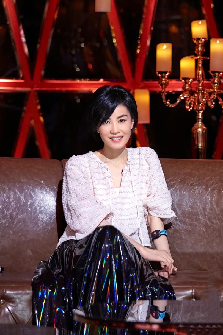 天后王菲真个性穿针织衫配长裤走红毯意外美成全场焦点