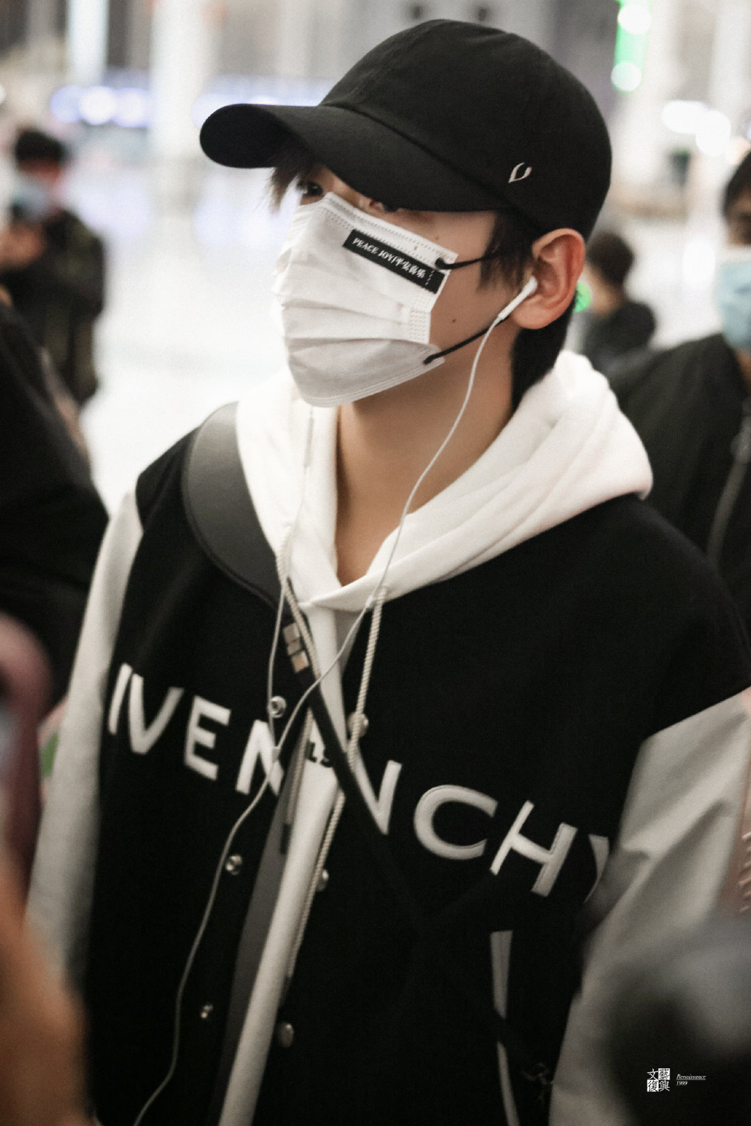 翟潇闻今日份机场出发饭拍白卫衣黑色外套