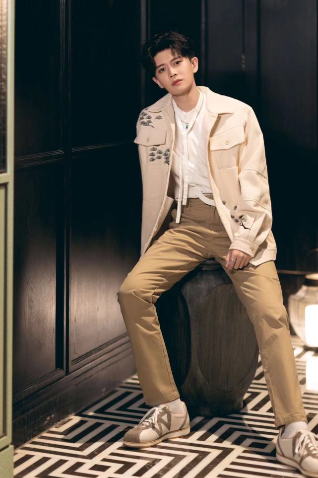 男生冬季学任嘉伦穿造型休闲又带着点绅士帅