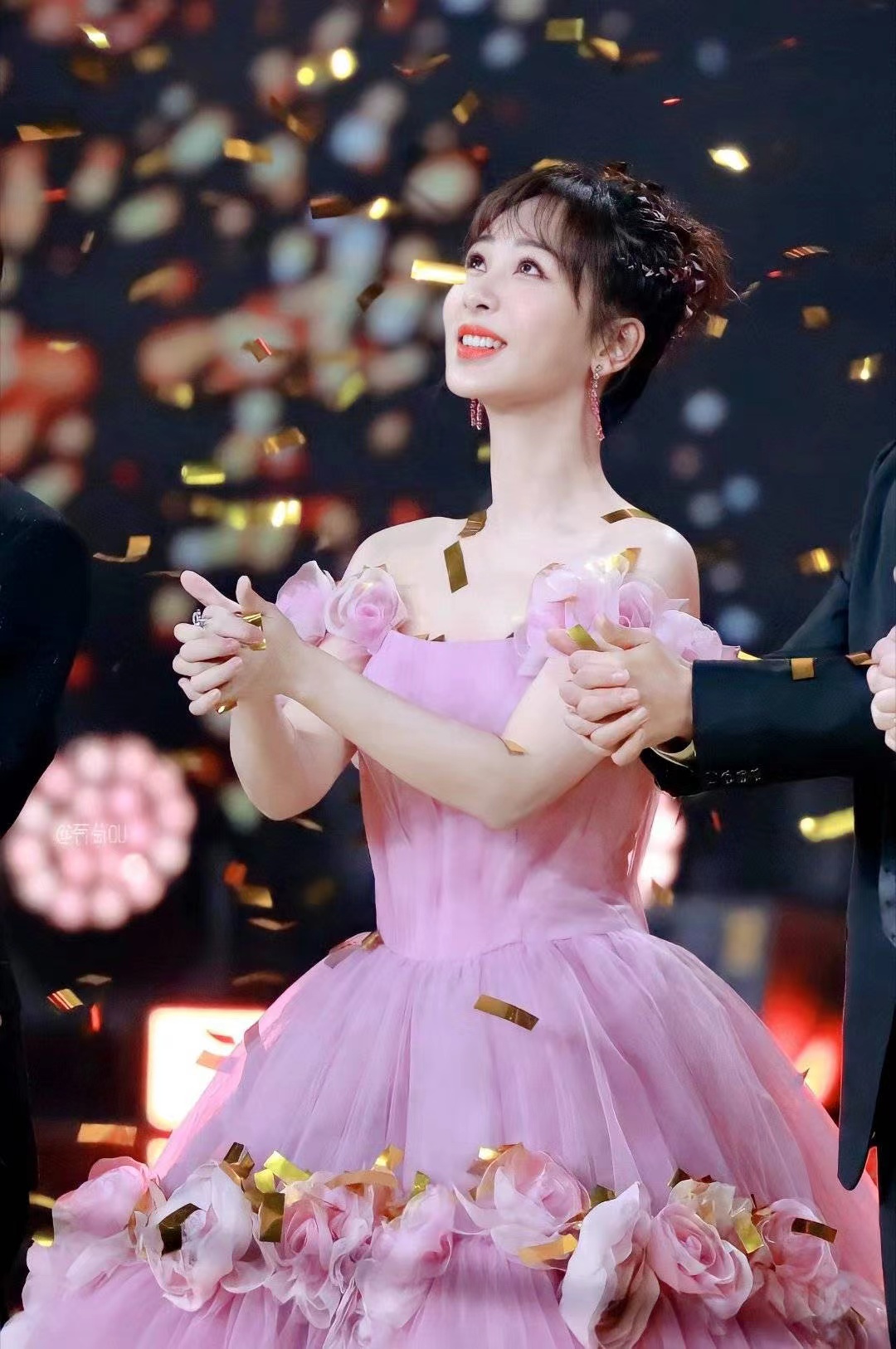 杨紫不再续约，欢瑞世纪股市下跌，公司工作人员回应不受影响休闲区蓝鸢梦想 - Www.slyday.coM