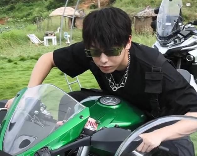 五哈第二季阵容官宣,全员拍摄宣传片时,鹿晗白得像被P上的休闲区蓝鸢梦想 - Www.slyday.coM