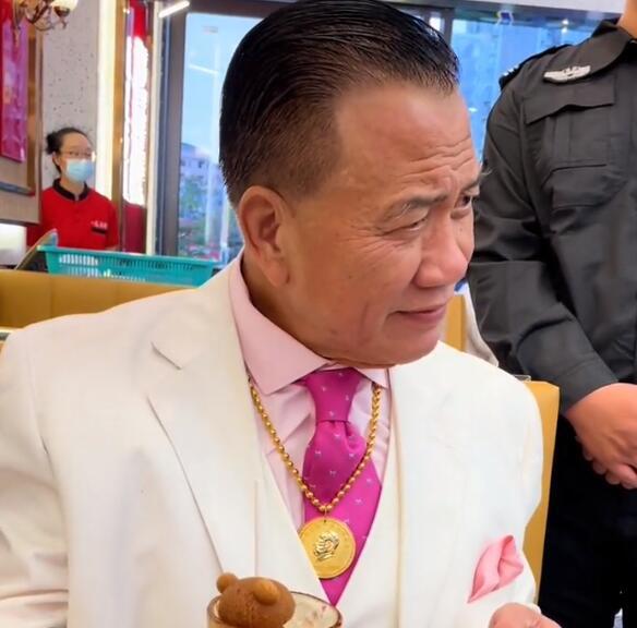 脸上的皱纹让人看了好心疼|万梓良|影帝|商演_新浪新闻