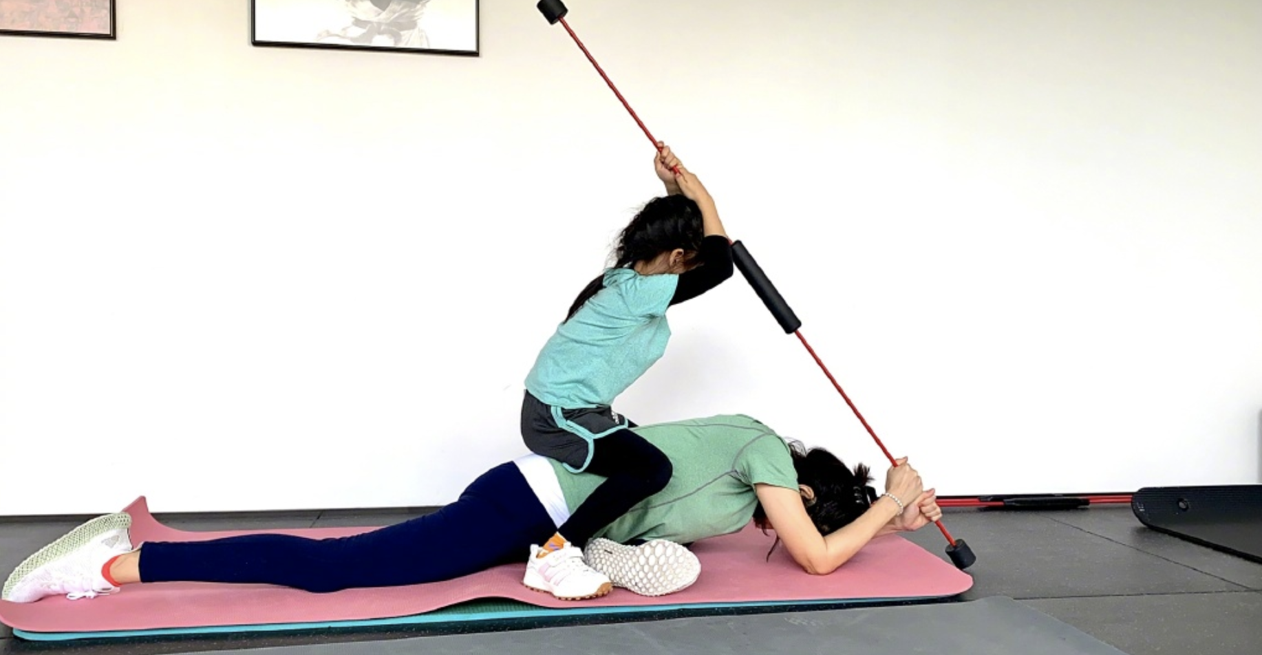 章子怡晒和女儿亲子健身,一起做一字马,当彼此的教练画面温馨休闲区蓝鸢梦想 - Www.slyday.coM 章子怡晒和女儿亲子健身,一起做一字马,当彼此的教练画面温馨休闲区蓝鸢梦想 - Www.slyday.coM