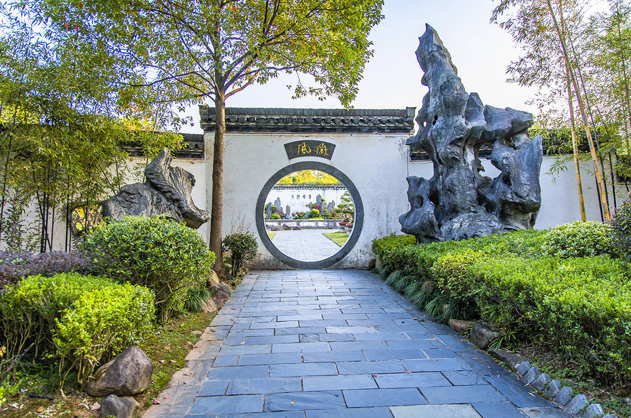 实力宠娃的鲍家花园中国最大的私家园林盆景观赏地
