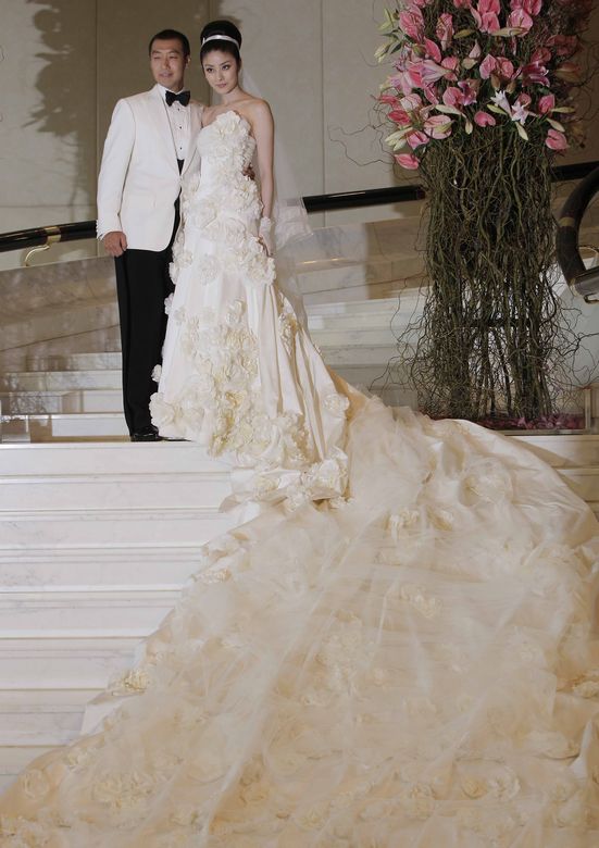 4个月后,陈慧琳与刘建浩,在一种亲朋好友的祝福下,步入婚礼殿堂,从此