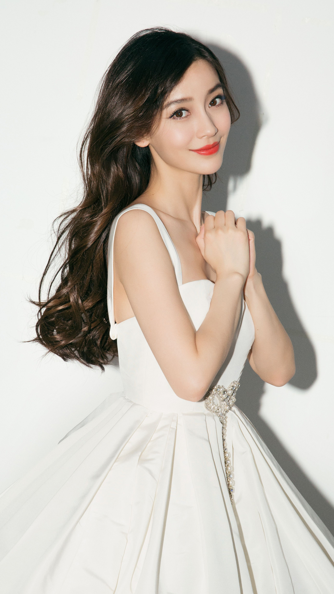 网友偶遇baby做核酸张大嘴巴配合全程素颜反而更能打