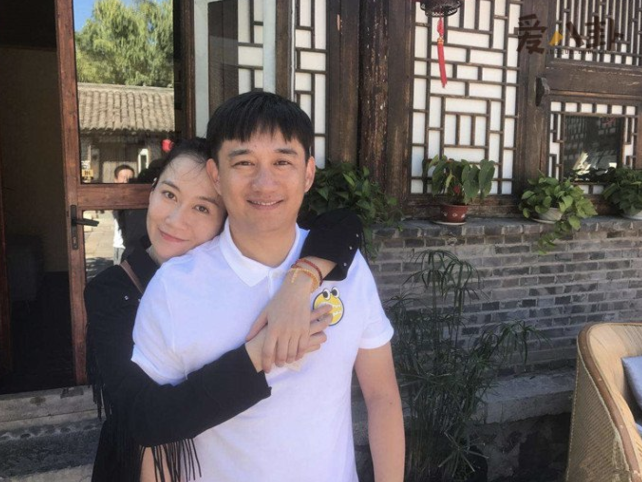 温峥嵘神秘丈夫疑曝光两人吃火锅挽手回酒店初恋老公颜值高