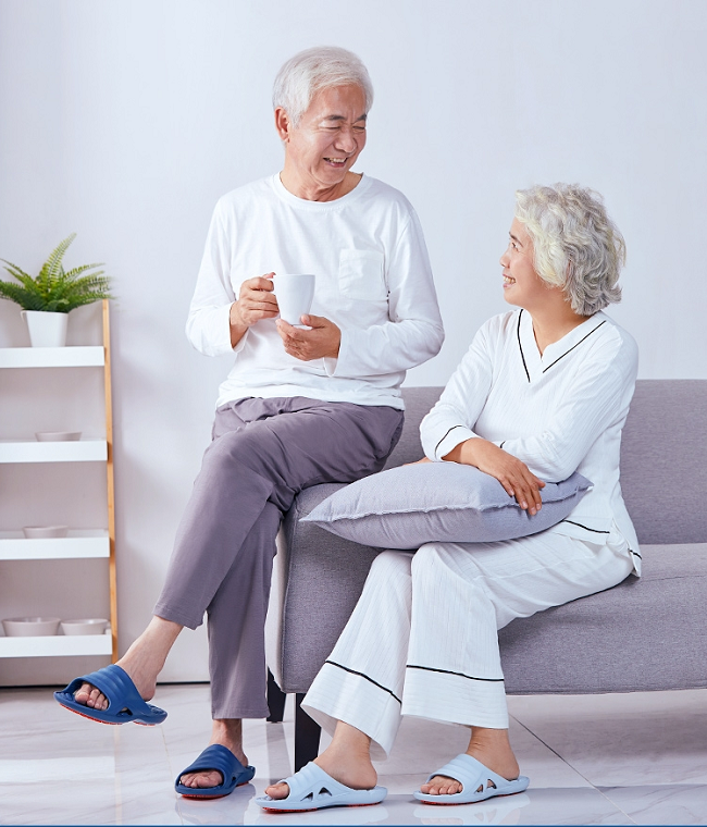 前足宽松,足跟包裹;鞋子的每一个细节设计都要符合老人的穿鞋需求